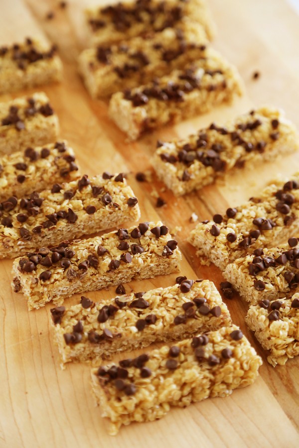 No-Bake Chewy Chocolate Chip Granola Bars - Crispy, chewy homemade granola bars are easy, healthy and perfect for snacks on the go! | thecomfortofcooking.com