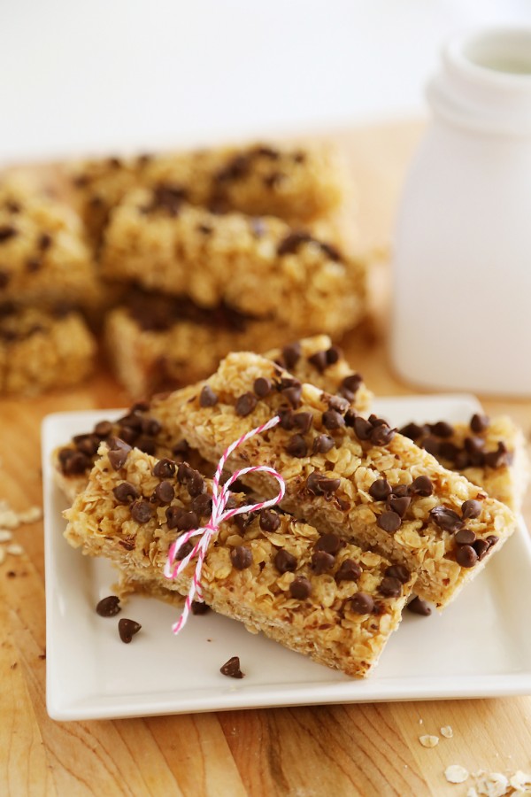No-Bake Chewy Chocolate Chip Granola Bars - Crispy, chewy homemade granola bars are easy, healthy and perfect for snacks on the go! | thecomfortofcooking.com