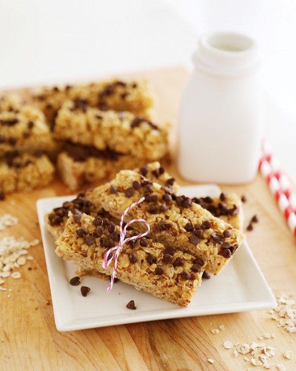 No-Bake Chewy Chocolate Chip Granola Bars - Crispy, chewy homemade granola bars are easy, healthy and perfect for snacks on the go! | thecomfortofcooking.com