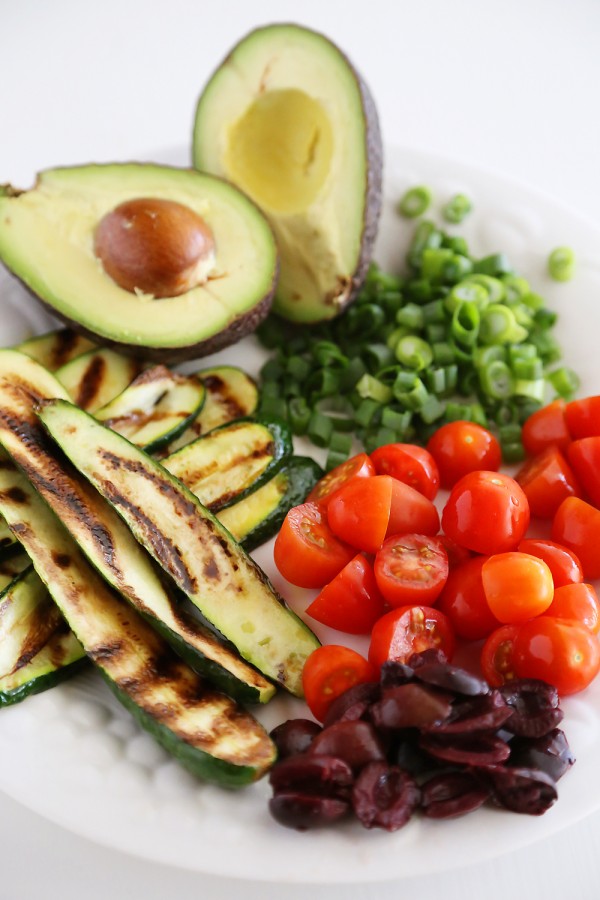 Quick & Healthy Mediterranean Tuna Fish Salad - Healthy and refreshing flavors combine in this colorful, easy salad. It’s the perfect light lunch! | thecomfortofcooking.com