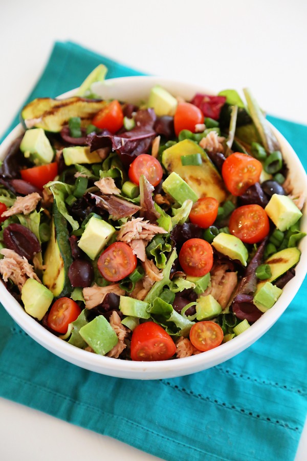 Quick & Healthy Mediterranean Tuna Fish Salad - Healthy and refreshing flavors combine in this colorful, easy salad. It’s the perfect light lunch! | thecomfortofcooking.com