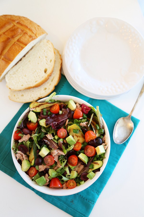 Quick & Healthy Mediterranean Tuna Fish Salad - Healthy and refreshing flavors combine in this colorful, easy salad. It’s the perfect light lunch! | thecomfortofcooking.com