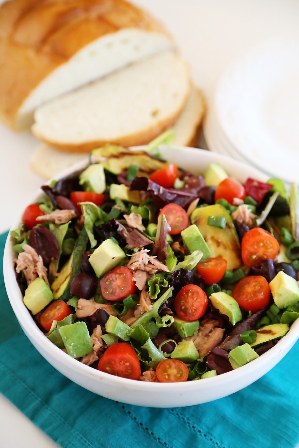 Quick & Healthy Mediterranean Tuna Fish Salad - Healthy and refreshing flavors combine in this colorful, easy salad. It’s the perfect light lunch! | thecomfortofcooking.com