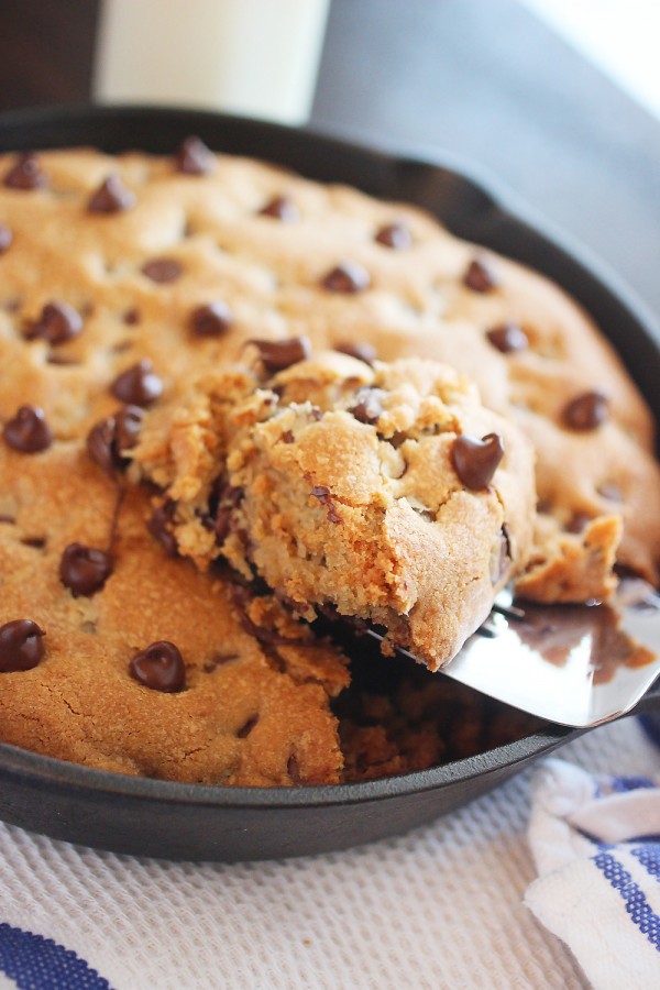 Skillet Chocolate Chip Cookie – This EASY soft, gooey skillet-baked cookie makes lots to share. Top with vanilla ice cream for a truly decadent treat! | thecomfortofcooking.com