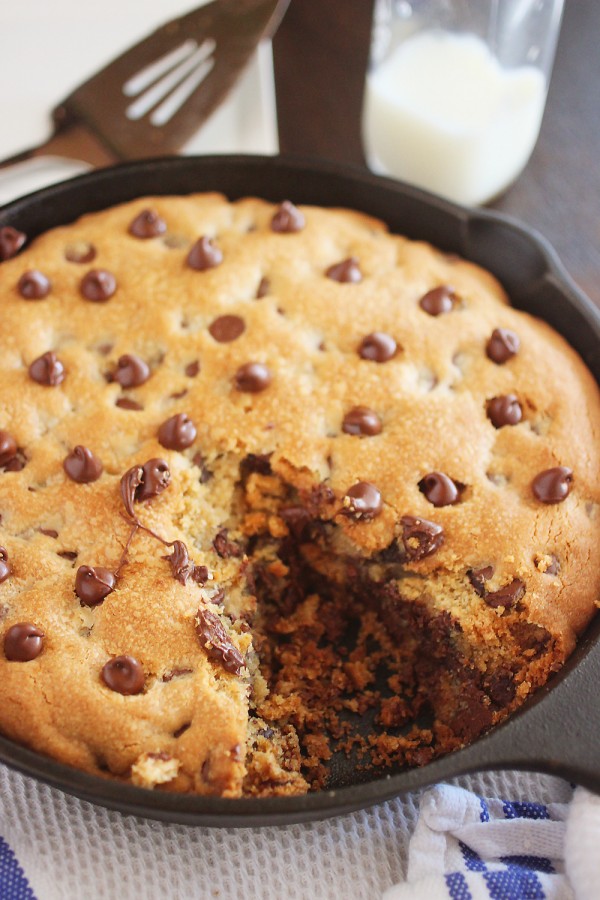 Skillet Chocolate Chip Cookie – This EASY soft, gooey skillet-baked cookie makes lots to share. Top with vanilla ice cream for a truly decadent treat! | thecomfortofcooking.com