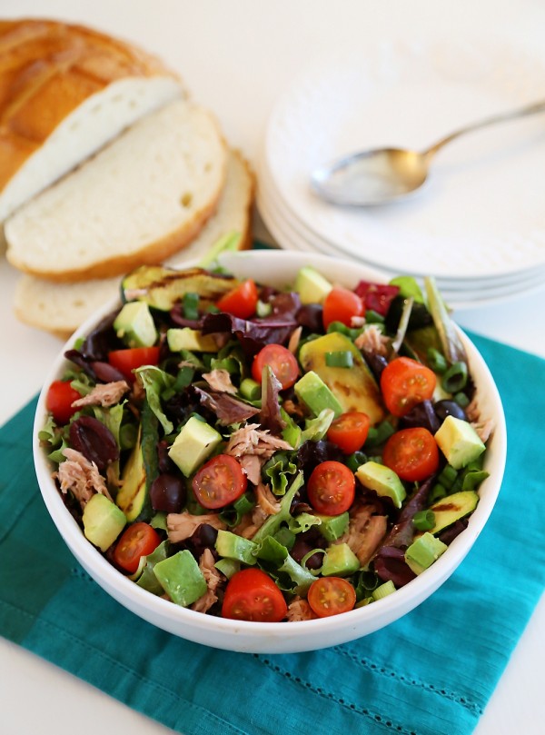 Quick & Healthy Mediterranean Tuna Fish Salad - Healthy and refreshing flavors combine in this colorful, easy salad. It’s the perfect light lunch! | thecomfortofcooking.com