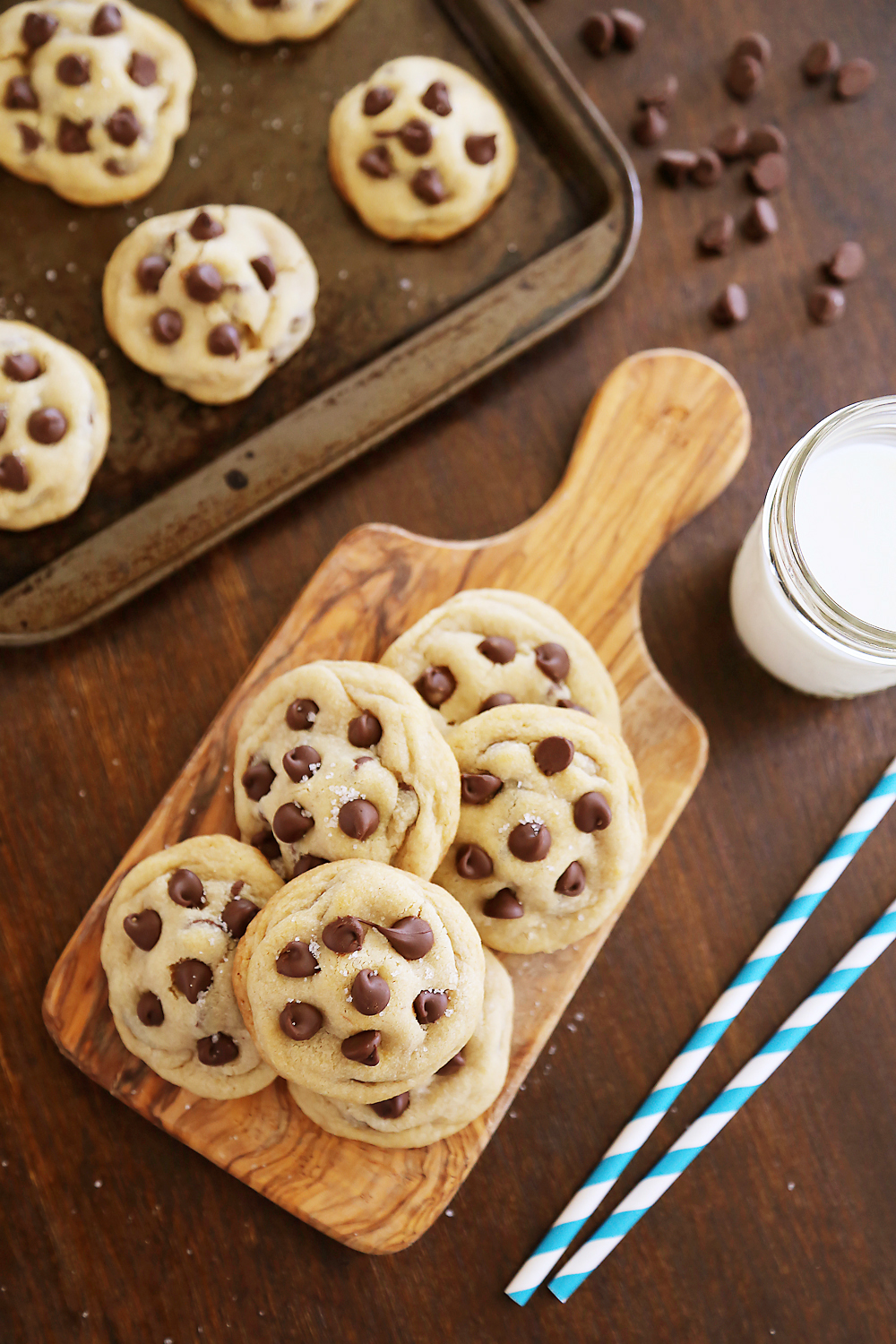 Sea Salt Caramel Chocolate Chip Cookies – Super soft, chewy, easy to make and irresistibly gooey! Thecomfortofcooking.com