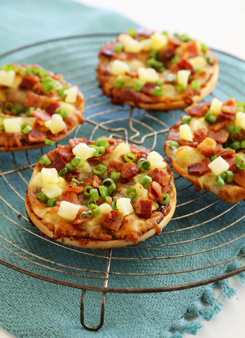 BBQ Bacon Hawaiian Bagel Thin Pizzas – Quick and easy, crisp pizzas with bacon, barbecue sauce and fresh pineapple. So good! Thecomfortofcooking.com