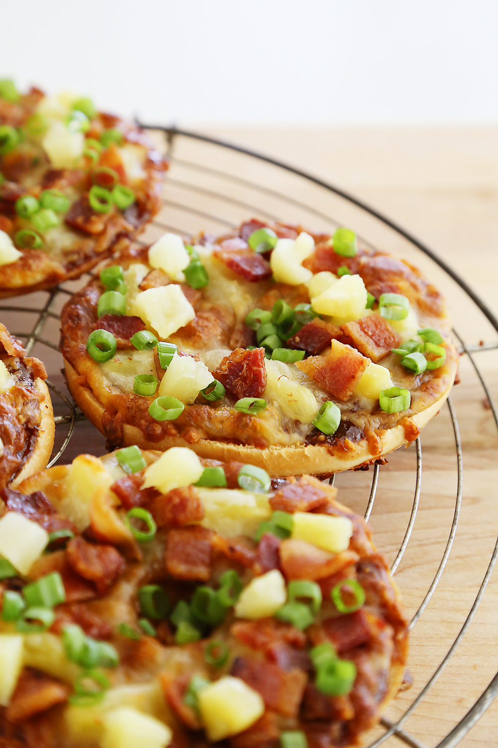 BBQ Bacon Hawaiian Bagel Thin Pizzas – Quick and easy, crisp pizzas with bacon, barbecue sauce and fresh pineapple. So good! Thecomfortofcooking.com