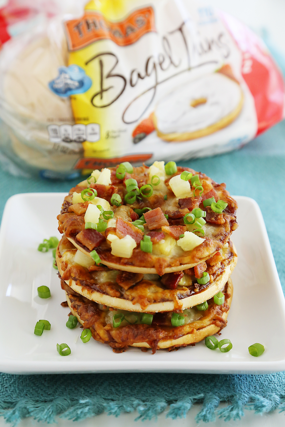 BBQ Bacon Hawaiian Bagel Thin Pizzas – Quick and easy, crisp pizzas with bacon, barbecue sauce and fresh pineapple. So good! Thecomfortofcooking.com