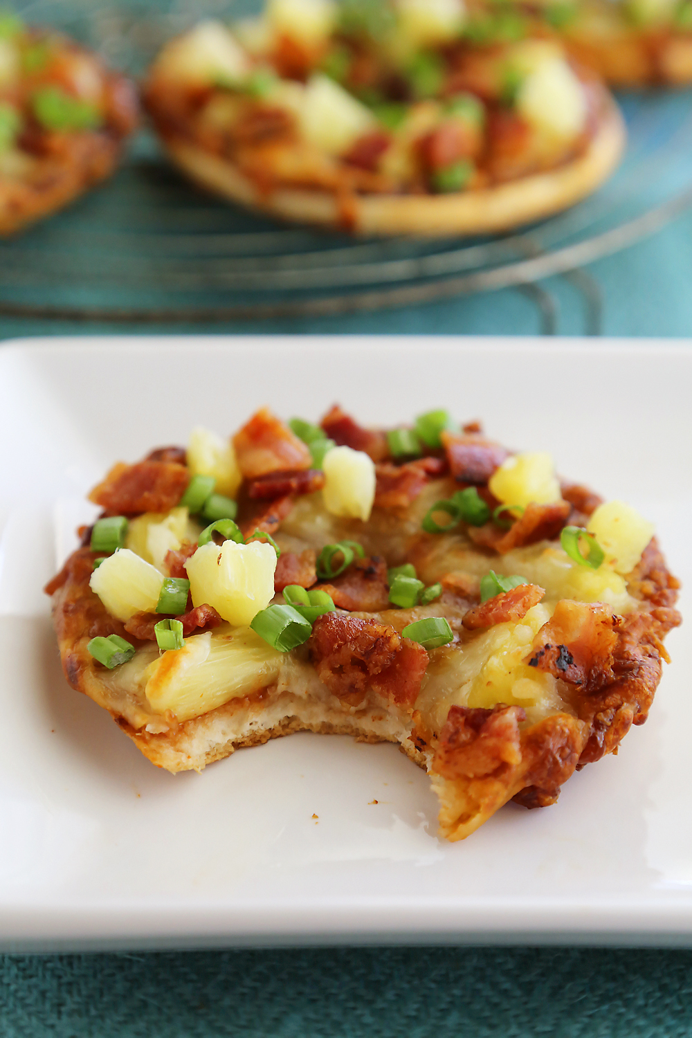 BBQ Bacon Hawaiian Bagel Thin Pizzas – Quick and easy, crisp pizzas with bacon, barbecue sauce and fresh pineapple. So good! Thecomfortofcooking.com