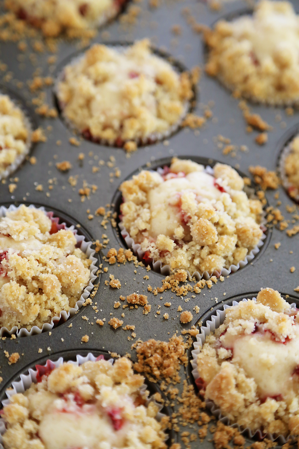 Strawberry Coffee Cake Muffins - Bursting with fresh berries and topped with a buttery coffee cake crumble. Thecomfortofcooking.com