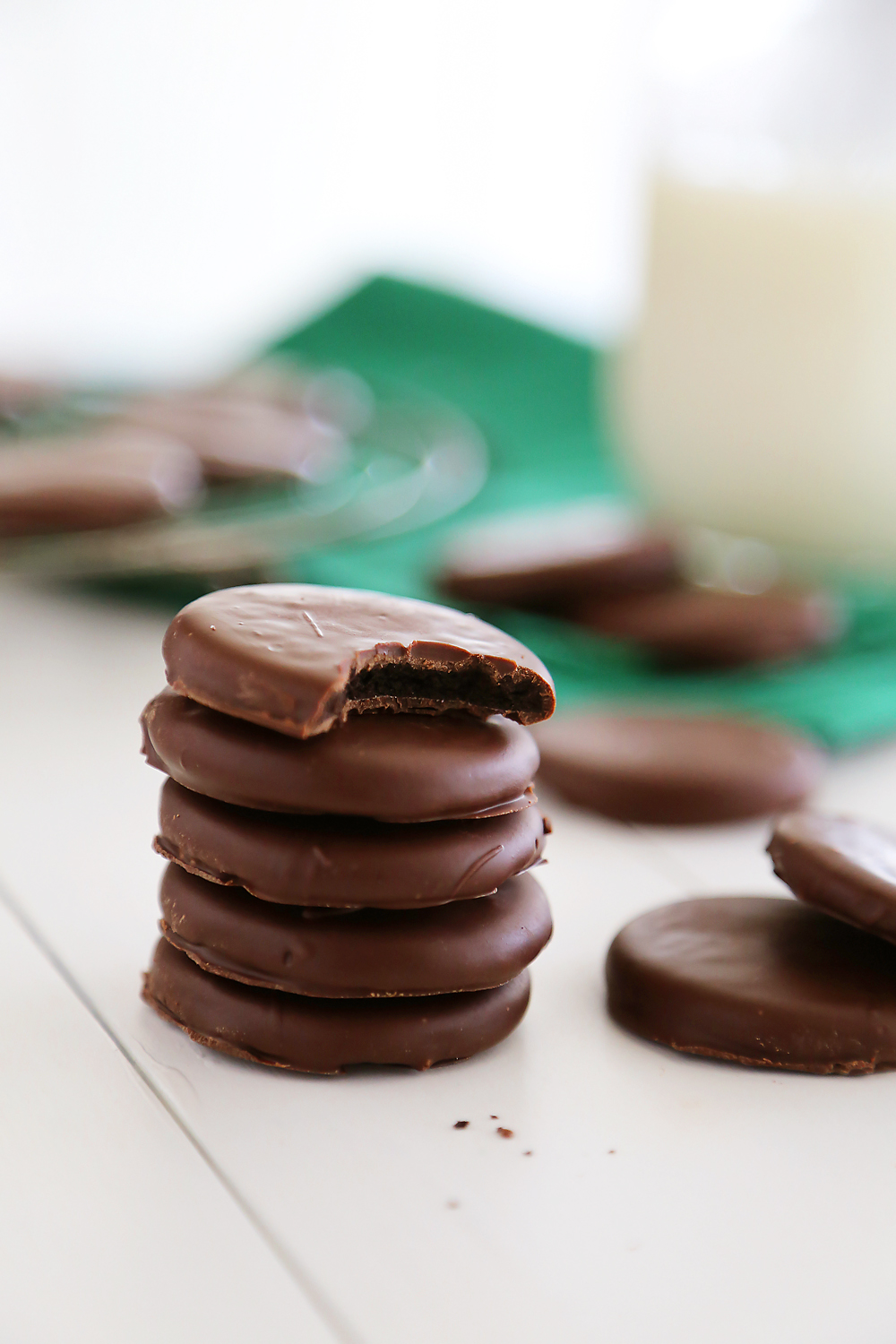 3-Ingredient Oreo Thin Mints – Just like your favorite Girl Scout cookie! Made easily with Oreos, extract and melted chocolate. Thecomfortofcooking.com