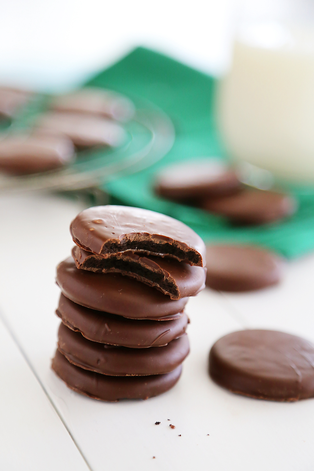 3-Ingredient Oreo Thin Mints – Just like your favorite Girl Scout cookie! Made easily with Oreos, extract and melted chocolate. Thecomfortofcooking.com