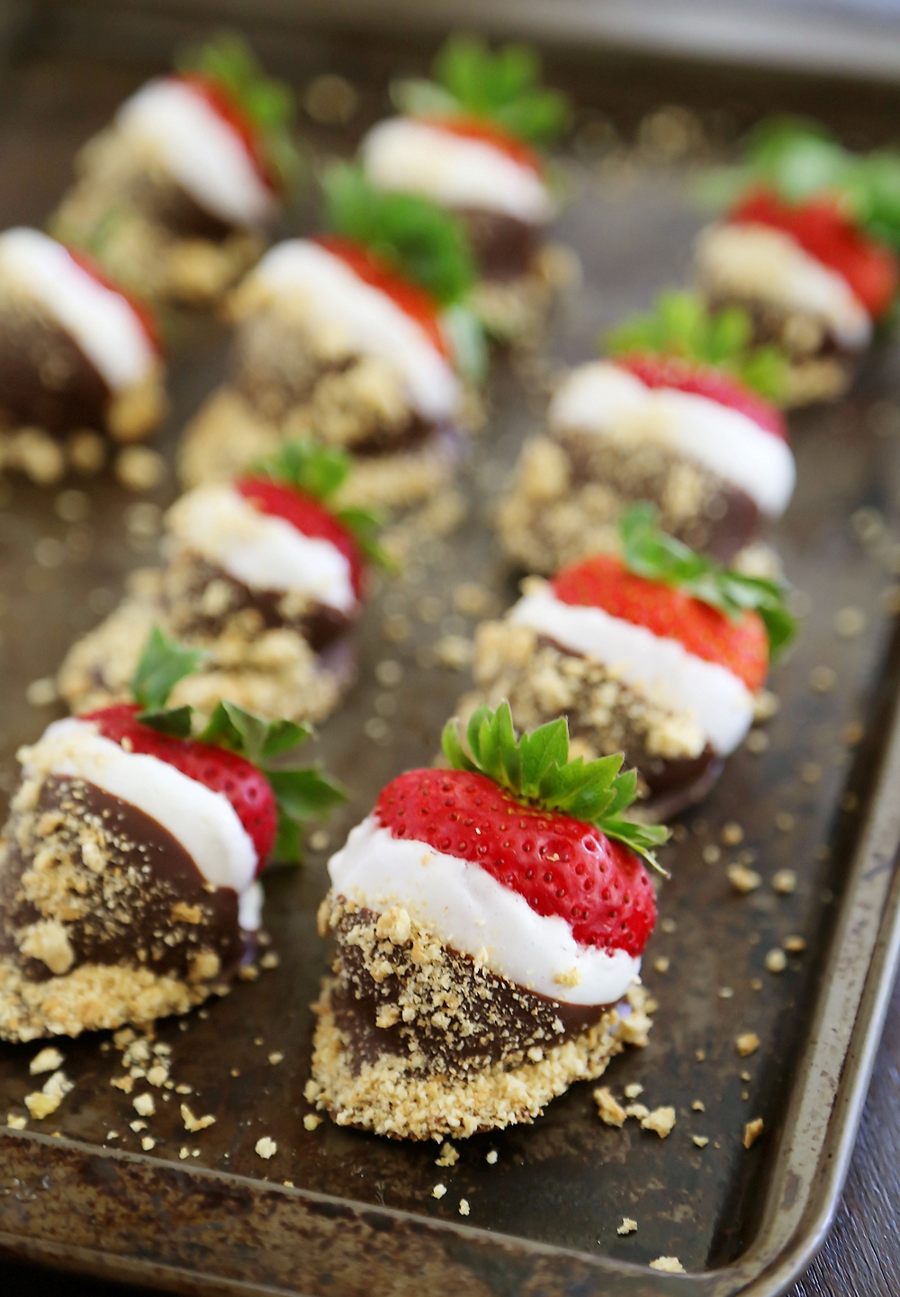 S'mores Dipped Strawberries – Juicy fresh strawberries dipped in layers of creamy chocolate and sticky sweet marshmallow! thecomfortofcooking.com