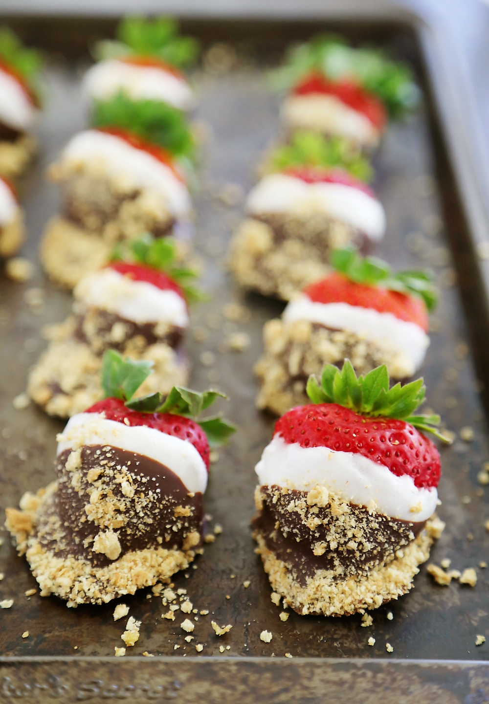 S'mores Dipped Strawberries – Juicy fresh strawberries dipped in layers of creamy chocolate and sticky sweet marshmallow! thecomfortofcooking.com