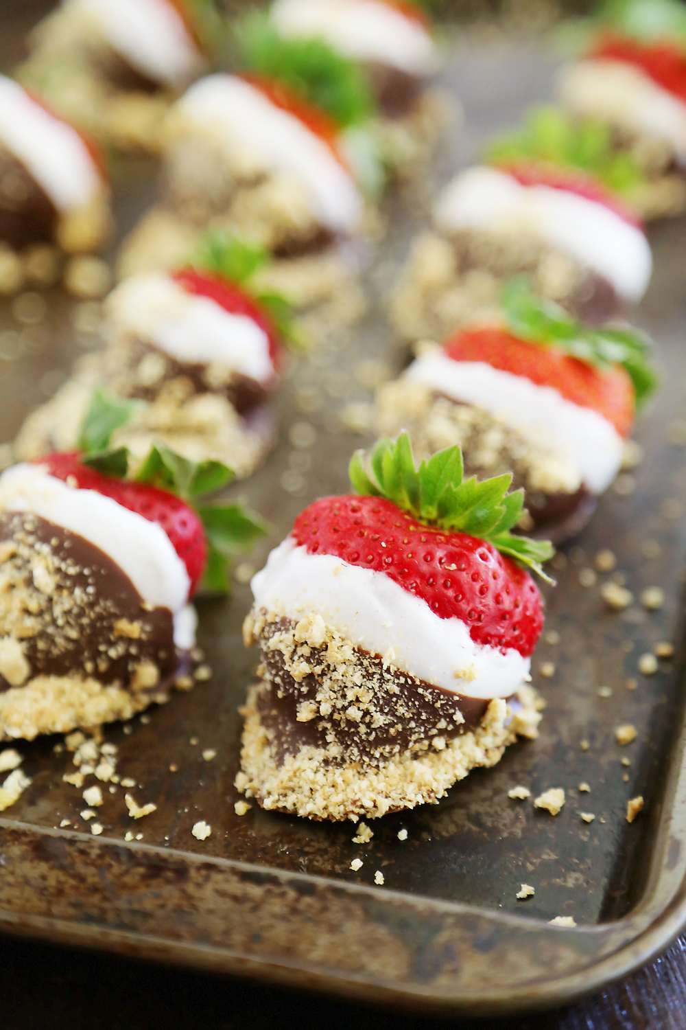 S'mores Dipped Strawberries – Juicy fresh strawberries dipped in layers of creamy chocolate and sticky sweet marshmallow! thecomfortofcooking.com