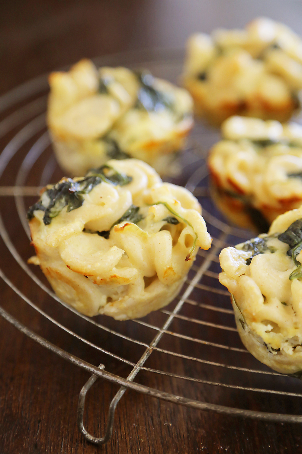 Spinach and Artichoke Macaroni and Cheese Bites – Enjoy the flavor of your favorite delicious dip in a creamy, cheesy mini mac and cheese. So good! thecomfortofcooking.com