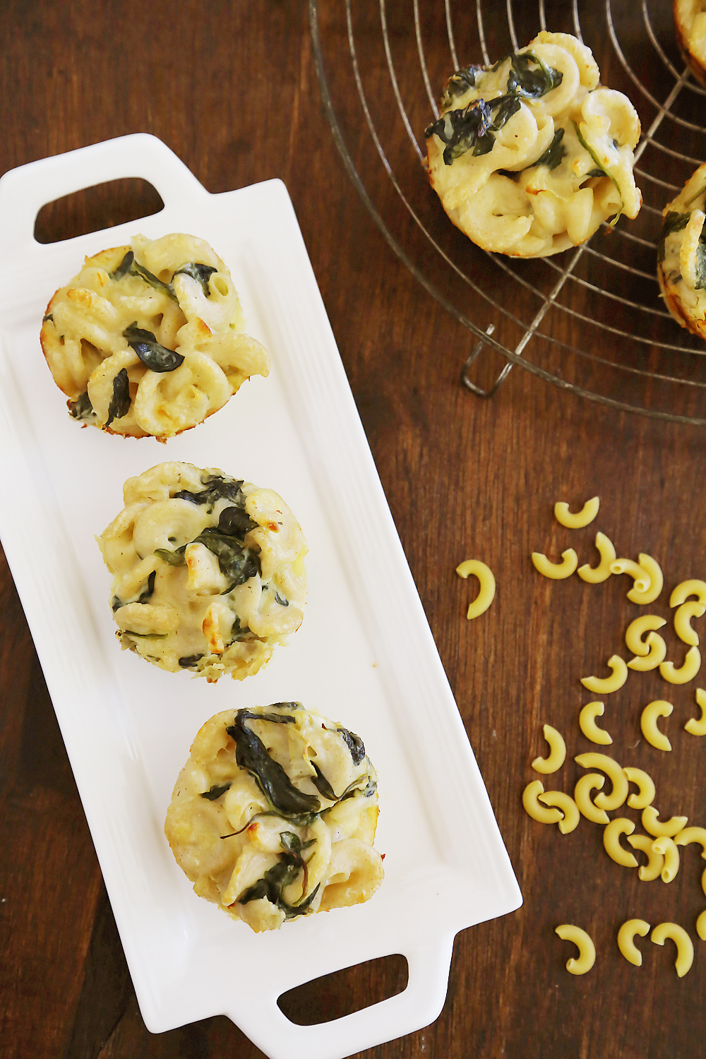 Spinach and Artichoke Macaroni and Cheese Bites – Enjoy the flavor of your favorite delicious dip in a creamy, cheesy mini mac and cheese. So good! thecomfortofcooking.com