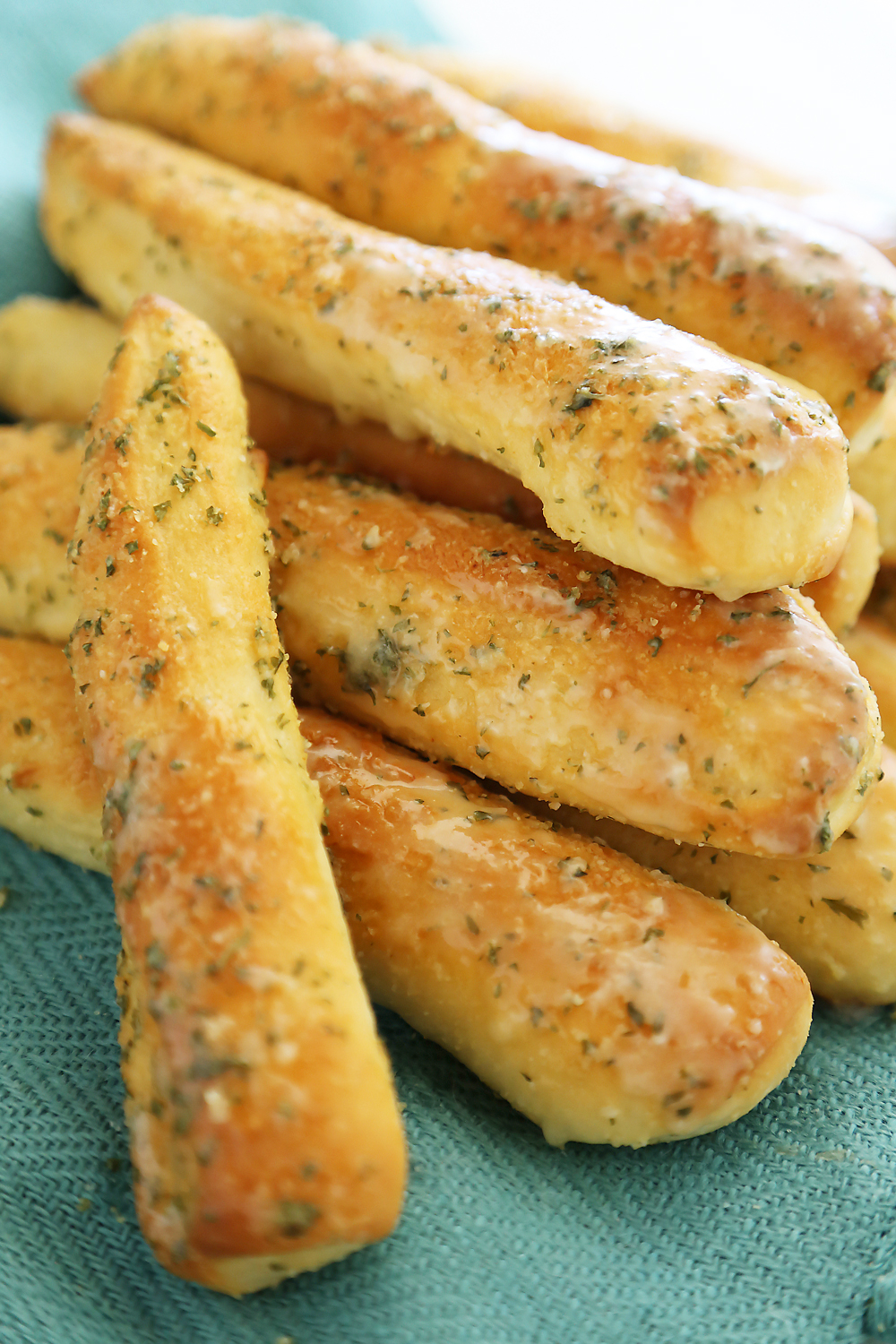 Fluffy Garlic Butter Breadsticks – Super soft, buttery Olive Garden-style breadsticks made easily from scratch! thecomfortofcooking.com