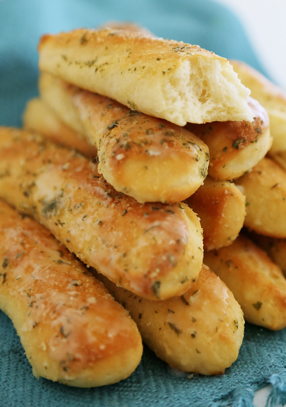 Fluffy Garlic Butter Breadsticks – Super soft, buttery Olive Garden-style breadsticks made easily from scratch! thecomfortofcooking.com