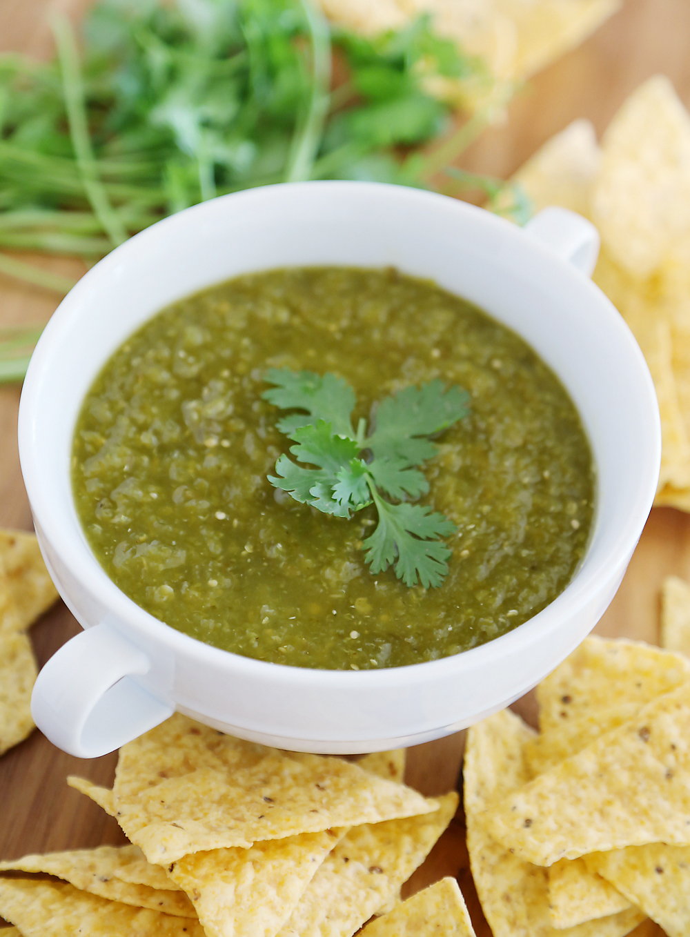 Hatch Green Chile Salsa Verde – Spicy, tangy salsa with roasted chilies, tomatillos and lime makes a perfect party appetizer! thecomfortofcooking.com