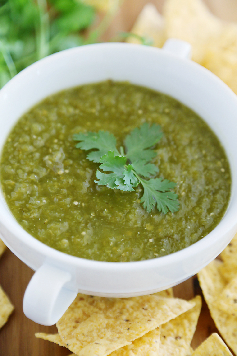 Hatch Green Chile Salsa Verde – Spicy, tangy salsa with roasted chilies, tomatillos and lime makes a perfect party appetizer! thecomfortofcooking.com