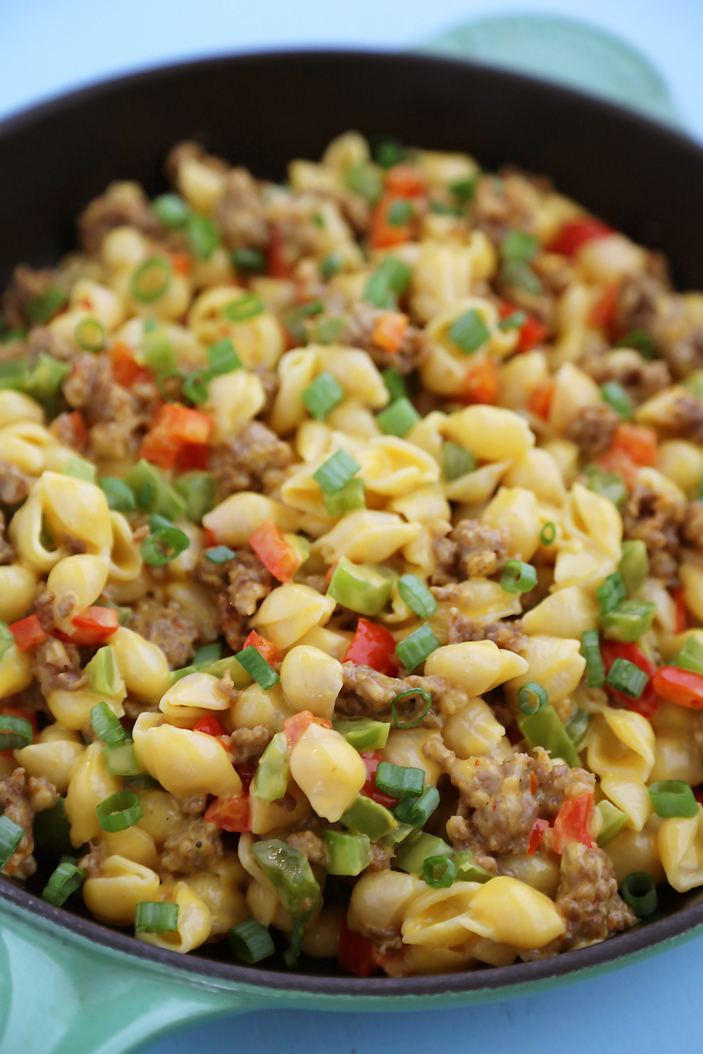 4-Ingredient Spicy Sausage and Pepper Mac 'n Cheese - Creamy, delicious pasta dinner with just a handful of easy ingredients! thecomfortofcooking.com