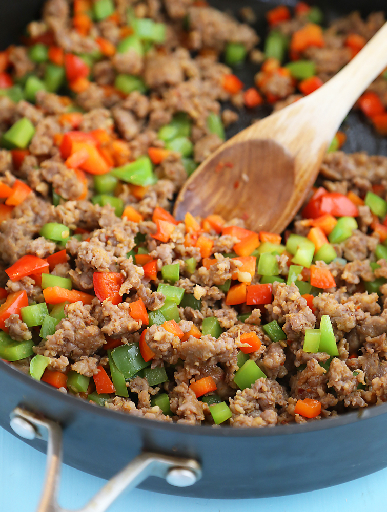 4-Ingredient Spicy Sausage and Pepper Mac 'n Cheese - Creamy, delicious pasta dinner with just a handful of easy ingredients! thecomfortofcooking.com