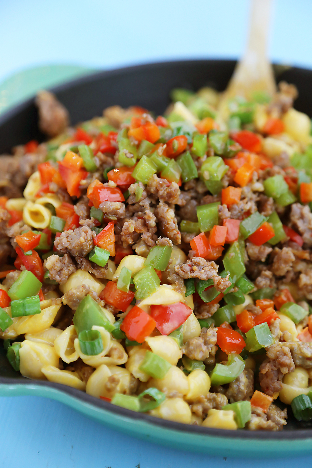 4-Ingredient Spicy Sausage and Pepper Mac 'n Cheese - Creamy, delicious pasta dinner with just a handful of easy ingredients! thecomfortofcooking.com