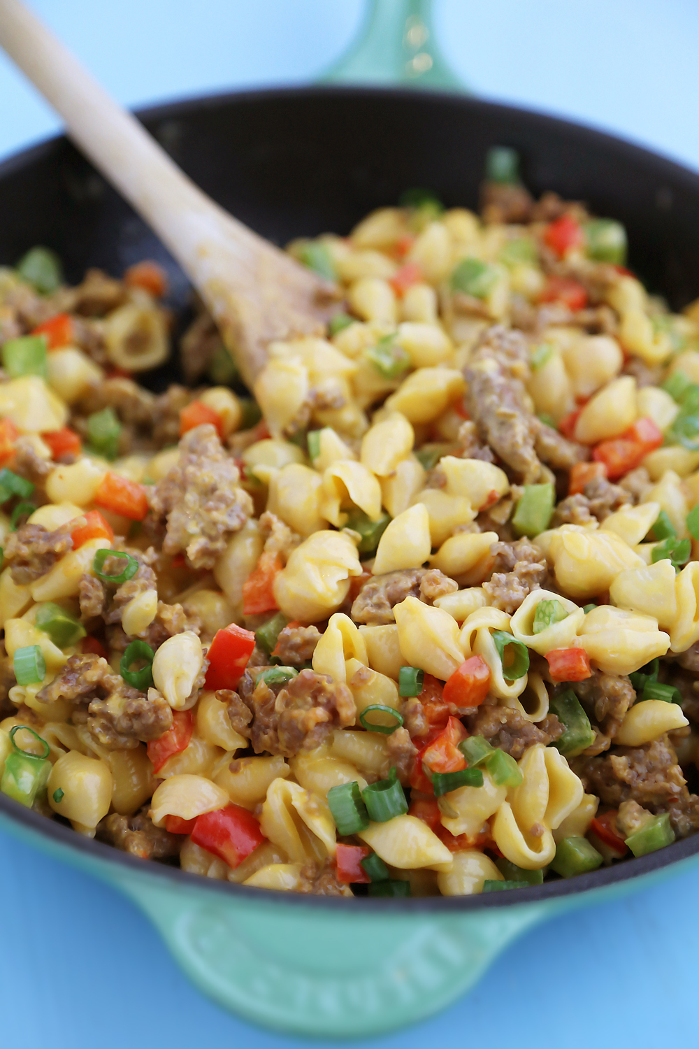 4-Ingredient Spicy Sausage and Pepper Mac 'n Cheese - Creamy, delicious pasta dinner with just a handful of easy ingredients! thecomfortofcooking.com