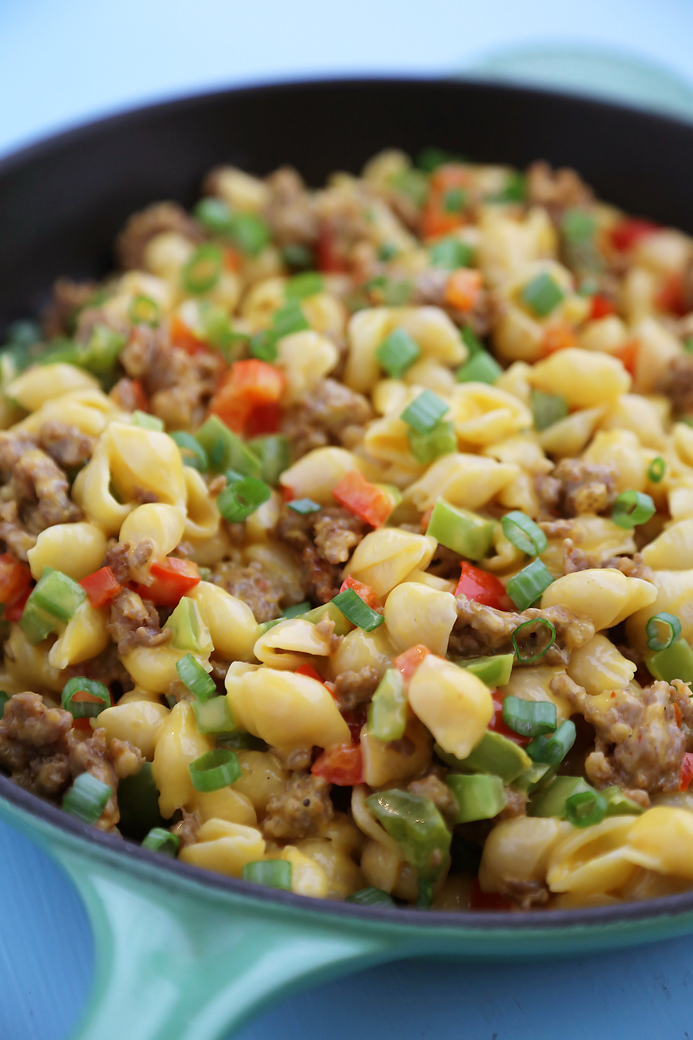 4-Ingredient Spicy Sausage and Pepper Mac 'n Cheese - Creamy, delicious pasta dinner with just a handful of easy ingredients! thecomfortofcooking.com