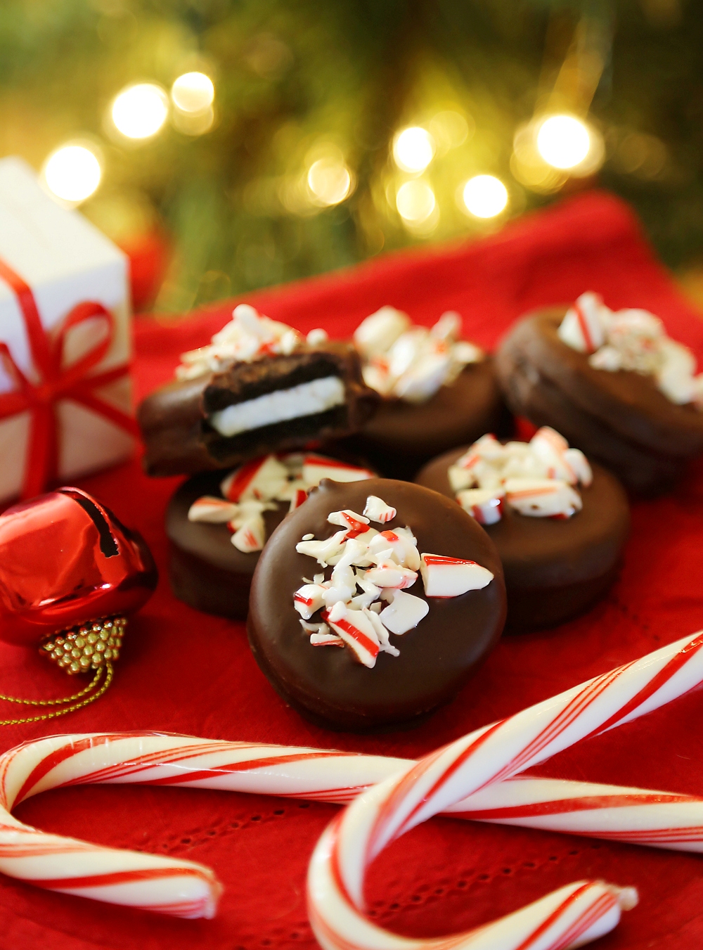 Chocolate Covered Peppermint Oreos – So decadently delicious, easy, and perfect for parties or gifts! You have GOT to try these. Thecomfortofcooking.com