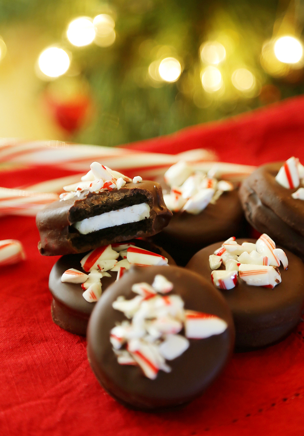 Chocolate Covered Peppermint Oreos – So decadently delicious, easy, and perfect for parties or gifts! You have GOT to try these. Thecomfortofcooking.com