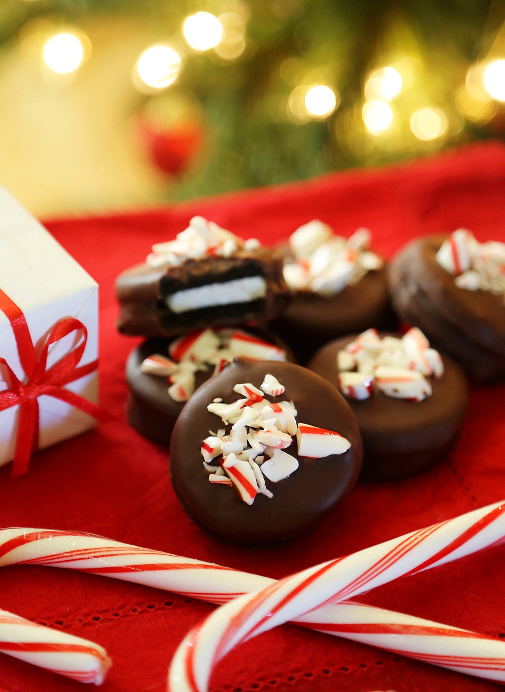 Chocolate Covered Peppermint Oreos – So decadently delicious, easy, and perfect for parties or gifts! You have GOT to try these. Thecomfortofcooking.com