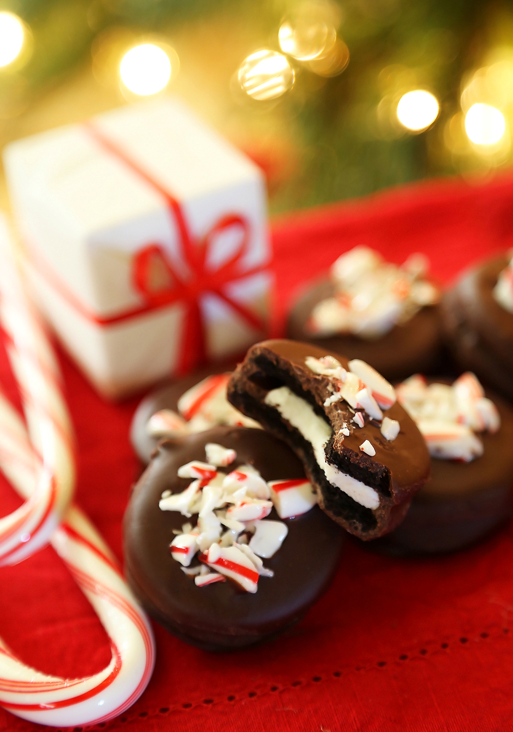 Chocolate Covered Peppermint Oreos – So decadently delicious, easy, and perfect for parties or gifts! You have GOT to try these. Thecomfortofcooking.com