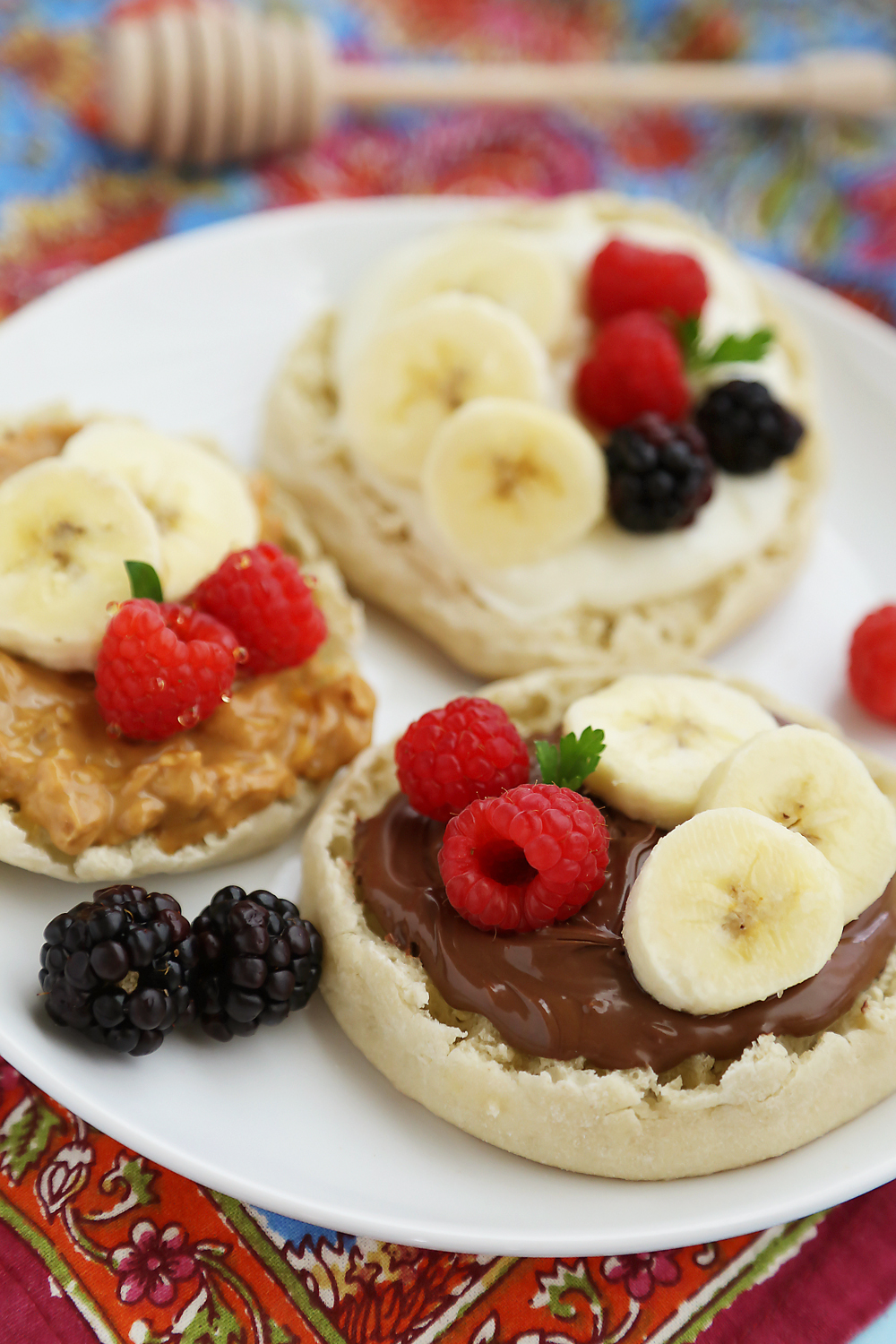 English Muffin Fruit Breakfast Pizzas - Spread with yogurt, Nutella or peanut butter and top with fresh fruit for a delicious morning treat! thecomfortofcooking.com