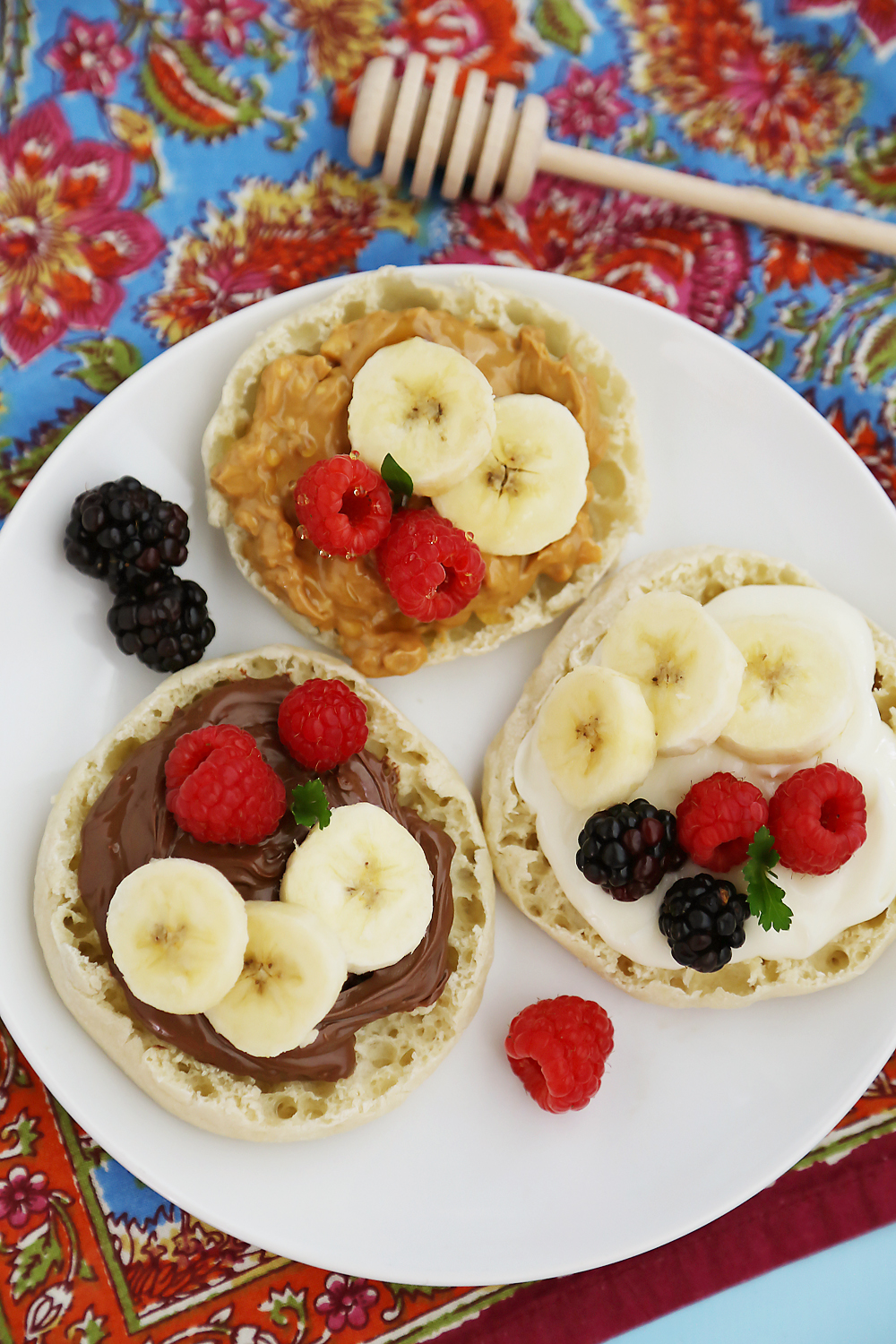 English Muffin Fruit Breakfast Pizzas - Spread with yogurt, Nutella or peanut butter and top with fresh fruit for a delicious morning treat! thecomfortofcooking.com