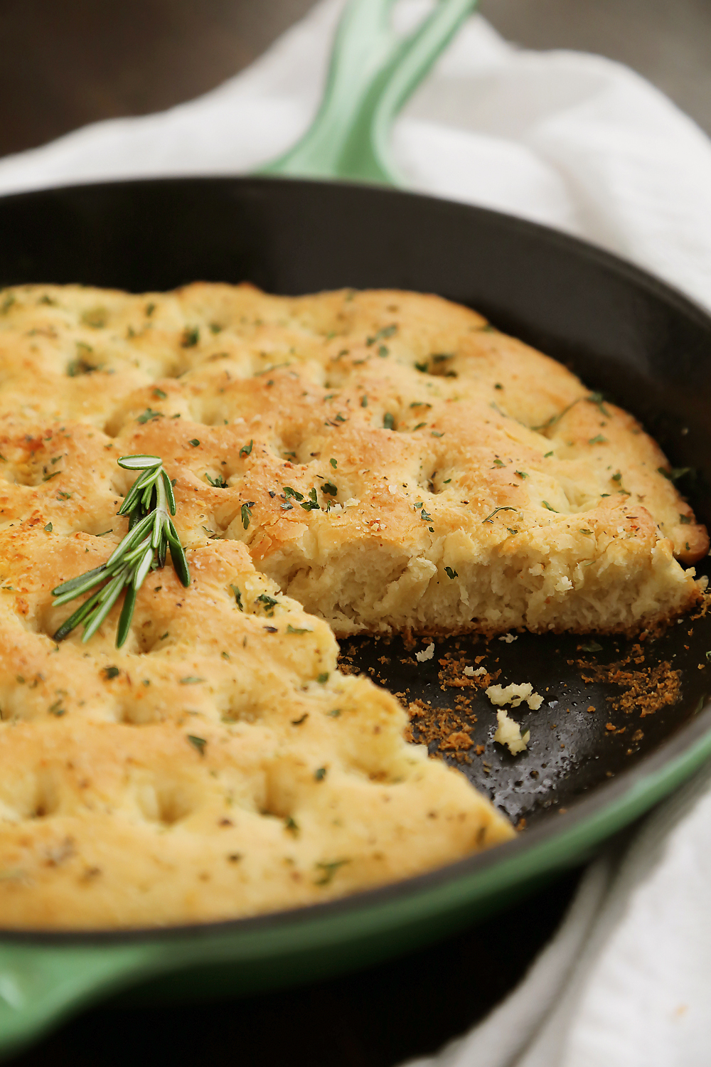 One-Hour Skillet Garlic Parmesan Focaccia - So soft and fluffy! This bread is the perfect side for hearty vegetable dishes, soups, stews and saucy roasts. Thecomfortofcooking.com