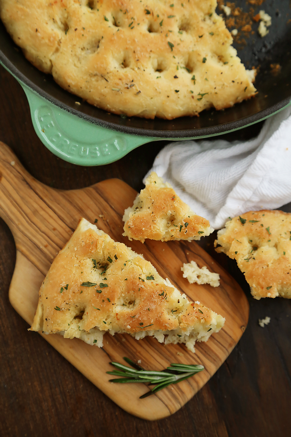 One-Hour Skillet Garlic Parmesan Focaccia - So soft and fluffy! This bread is the perfect side for hearty vegetable dishes, soups, stews and saucy roasts. Thecomfortofcooking.com