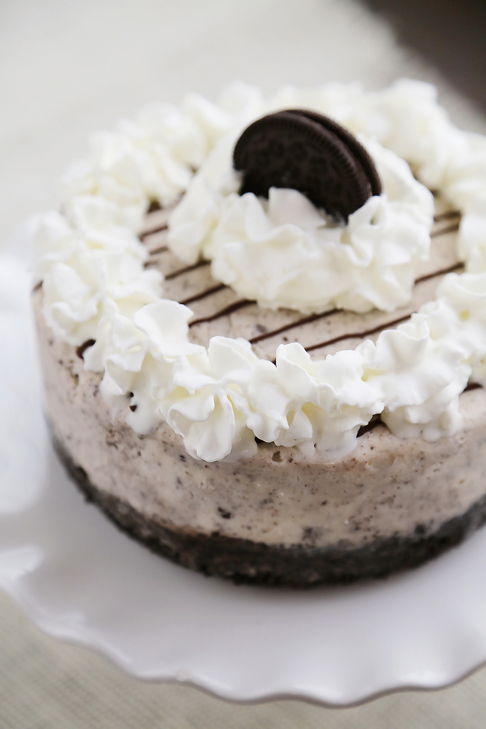 Easy Cookies 'n Cream Ice Cream Cake – Try this fabulous 5-ingredient frozen ice cream cake, with cookies 'n cream ice cream. So easy + elegant! Thecomfortofcooking.com