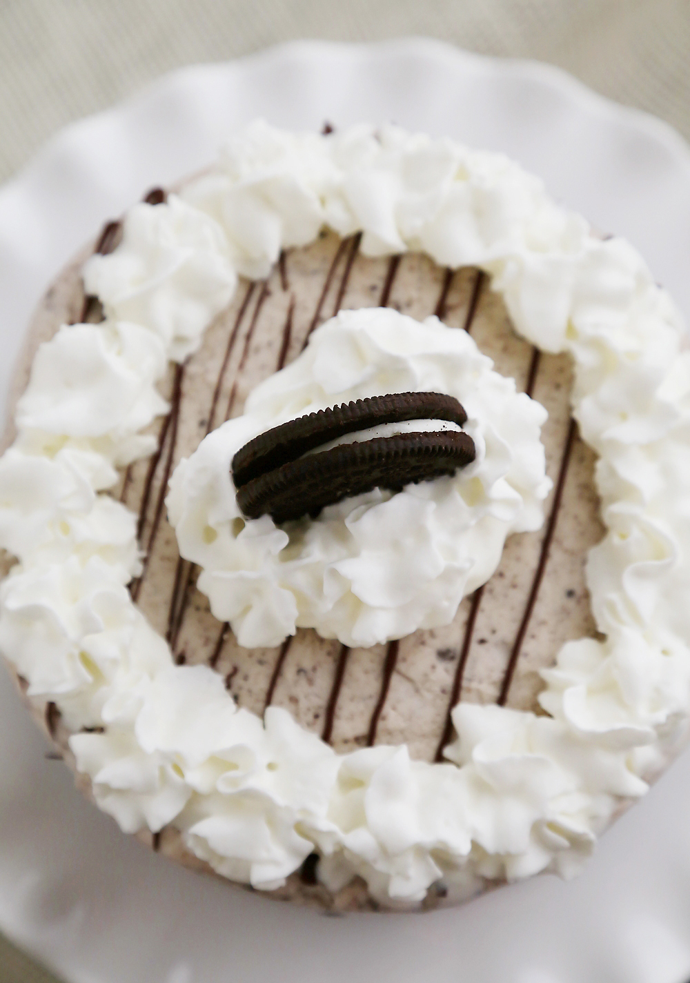 Easy Cookies 'n Cream Ice Cream Cake – Try this fabulous 5-ingredient frozen ice cream cake, with cookies 'n cream ice cream. So easy + elegant! Thecomfortofcooking.com