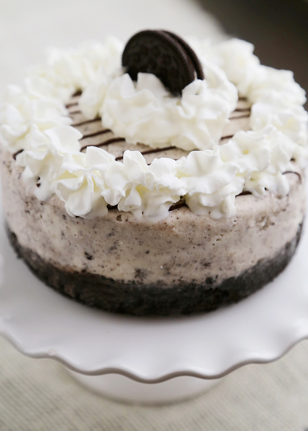 Easy Cookies 'n Cream Ice Cream Cake – Try this fabulous 5-ingredient frozen ice cream cake, with cookies 'n cream ice cream. So easy + elegant! Thecomfortofcooking.com