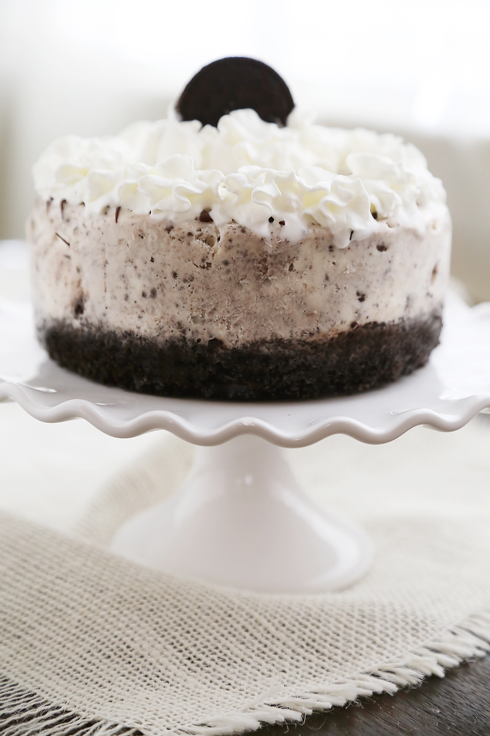 Easy Cookies 'n Cream Ice Cream Cake – Try this fabulous 5-ingredient frozen ice cream cake, with cookies 'n cream ice cream. So easy + elegant! Thecomfortofcooking.com