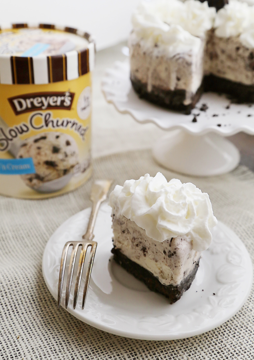 Easy Cookies 'n Cream Ice Cream Cake – Try this fabulous 5-ingredient frozen ice cream cake, with cookies 'n cream ice cream. So easy + elegant! Thecomfortofcooking.com