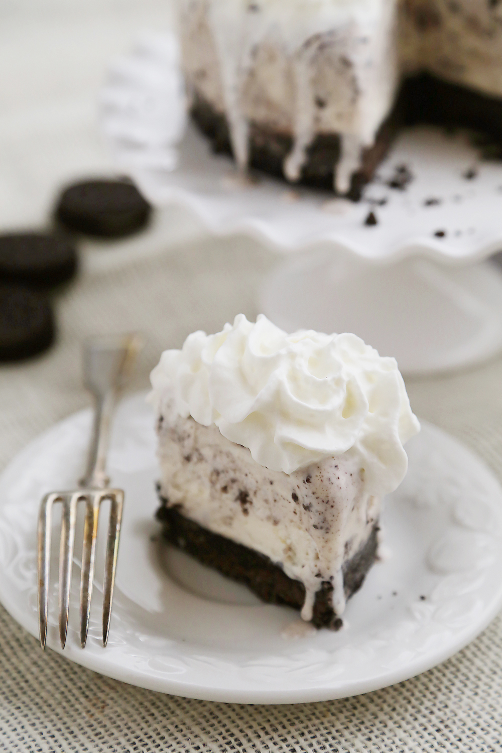 Easy Cookies 'n Cream Ice Cream Cake – Try this fabulous 5-ingredient frozen ice cream cake, with cookies 'n cream ice cream. So easy + elegant! Thecomfortofcooking.com