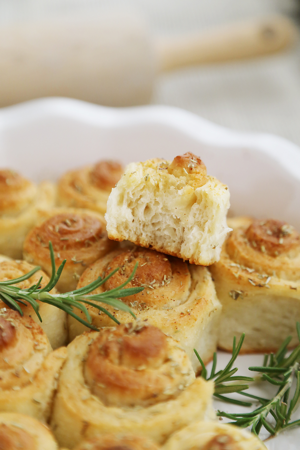 Garlic Butter Rosemary Rolls – Fluffy mini rolls made with pizza dough and brushed with a rosemary garlic butter. Perfect for serving with roasts, soups, stews and salads! Thecomfortofcooking.com