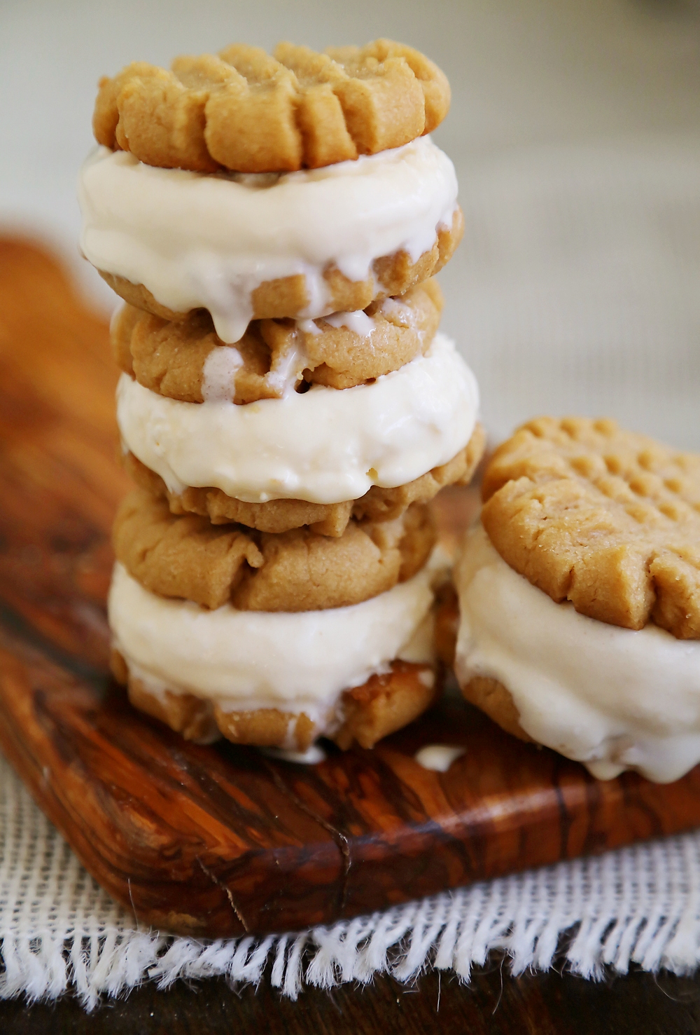 Peanut Butter Cookie + Banana Ice Cream Bites - Homemade cookies with scoops of vanilla ice cream, with fresh bananas mixed right in! Perfect for parties or after-school snacking. Thecomfortofcooking.com