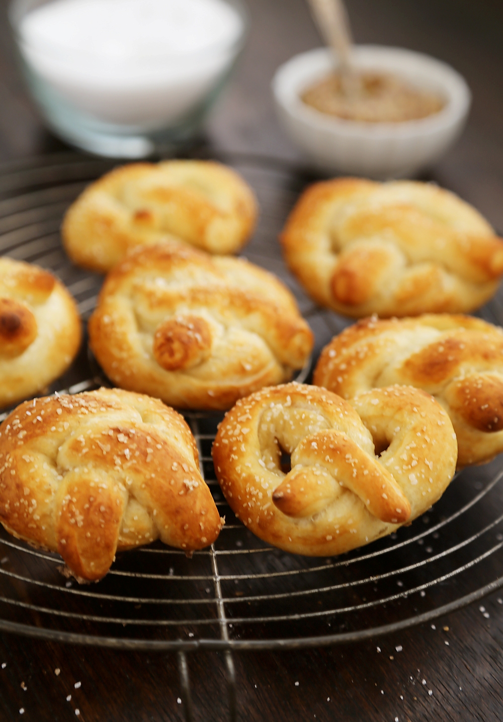 Easy Mini Soft Pretzels + Cheese Sauce – Fluffy, salty pretzels made quick + easy with pizza dough! Serve with spicy mustard or a homemade cheese sauce (recipe included). thecomfortofcooking.com