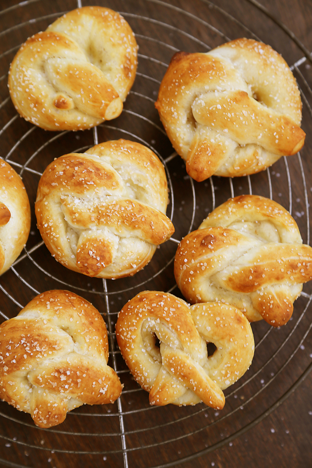 Easy Mini Soft Pretzels + Cheese Sauce – Fluffy, salty pretzels made quick + easy with pizza dough! Serve with spicy mustard or a homemade cheese sauce (recipe included). thecomfortofcooking.com